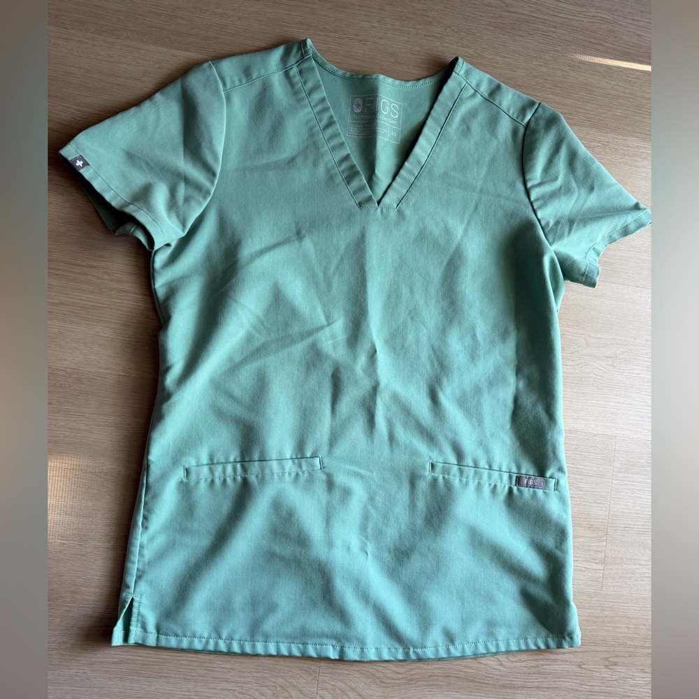 Figs Sea glass Casma three pocket scrub (mint green).